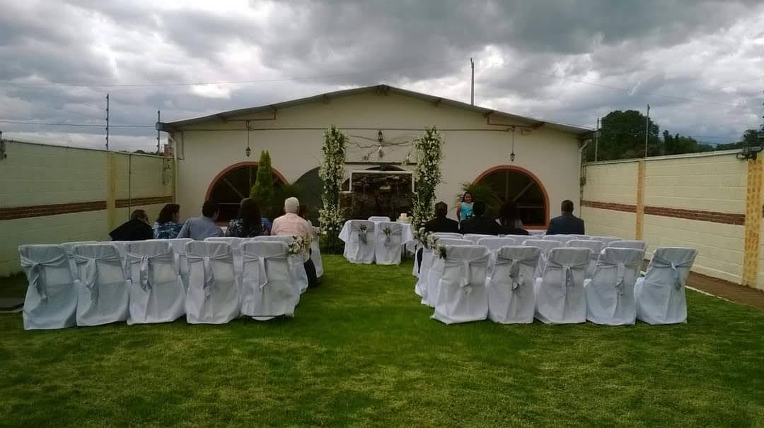 Boda civil en el jardín.